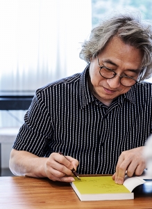 싸인 중인 다섯손가락 이두헌