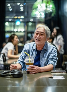 공연 전 대기실에서 커피와 대화로 쉬시는 엄인호 선생님